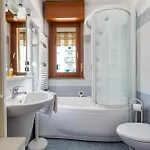 Cosy With Balcony & Private Garage 아파트 *