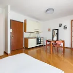 아파트 Cosy With Balcony & Private Garage 밀라노