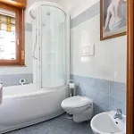 Cosy With Balcony & Private Garage 아파트 밀라노