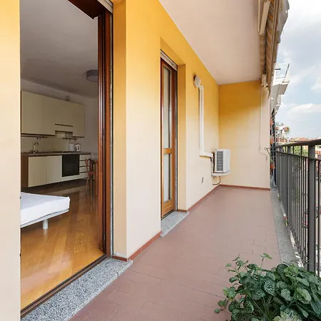 Cosy With Balcony & Private Garage 아파트