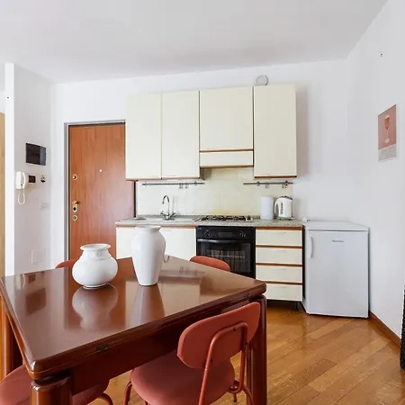 아파트 Cosy With Balcony & Private Garage *