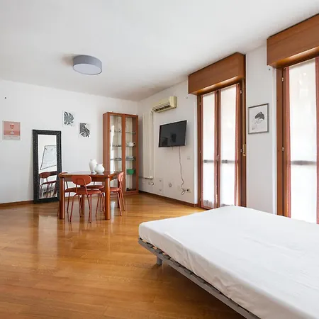 아파트 Cosy With Balcony & Private Garage *
