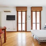 Cosy With Balcony & Private Garage Apartamento
