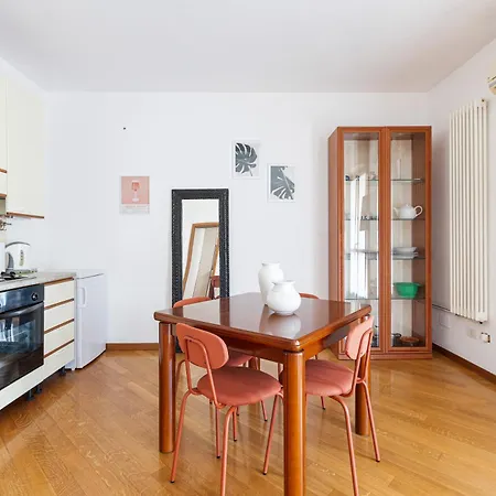 Apartamento Cosy With Balcony & Private Garage Milão