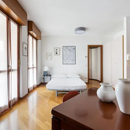Cosy With Balcony & Private Garage * Mediolan