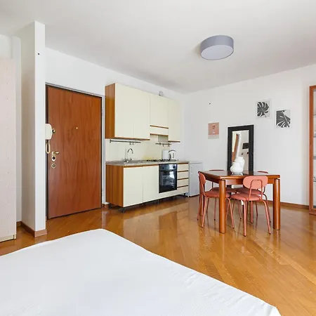 Apartament Cosy With Balcony & Private Garage Mediolan