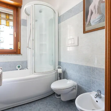 Cosy With Balcony & Private Garage Apartament Mediolan